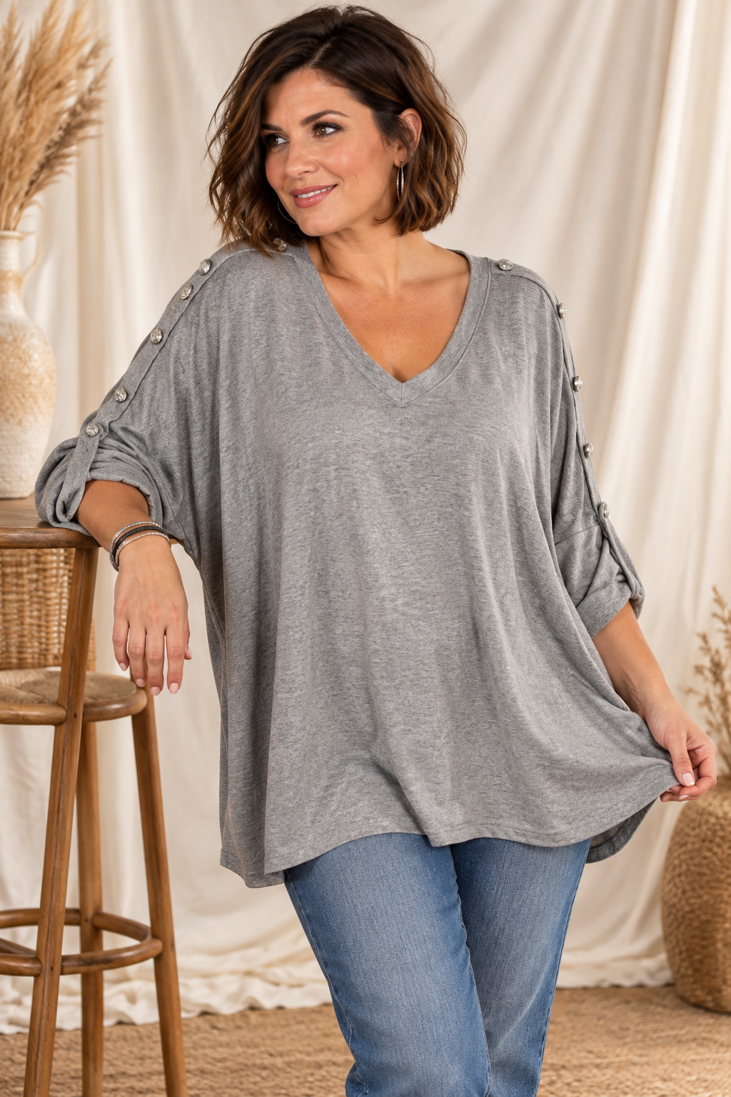 CLOVIS - PULL GRIS EN MAILLE FLUIDE AVEC BOUTONS JUSQU'A LA TAILLE 56