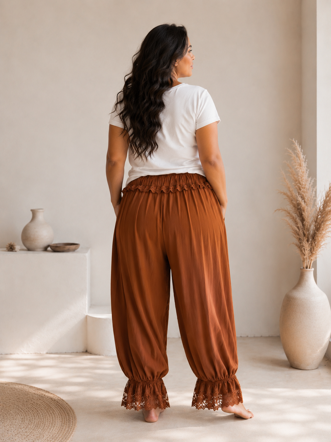LILIO - PANTALON TERRACOTTA AVEC VOLANT EN DENTELLE TAILLE 46/48 À 54