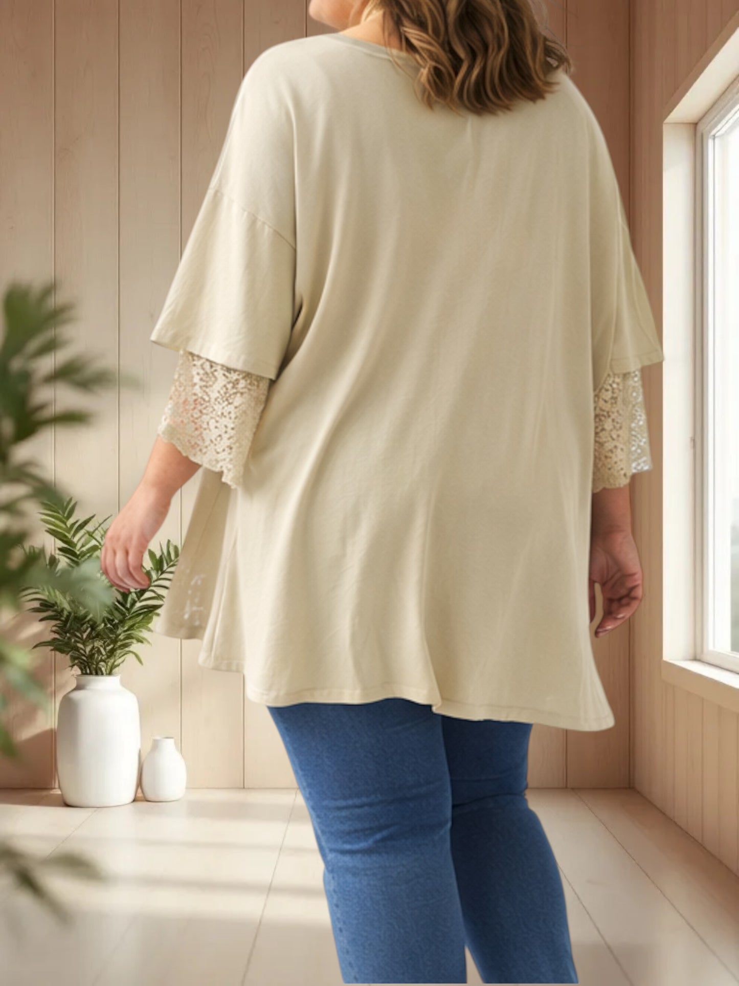 AMORE - TEE-SHIRT BEIGE MANCHES EN DENTELLE JUSQU'A LA TAILLE 54