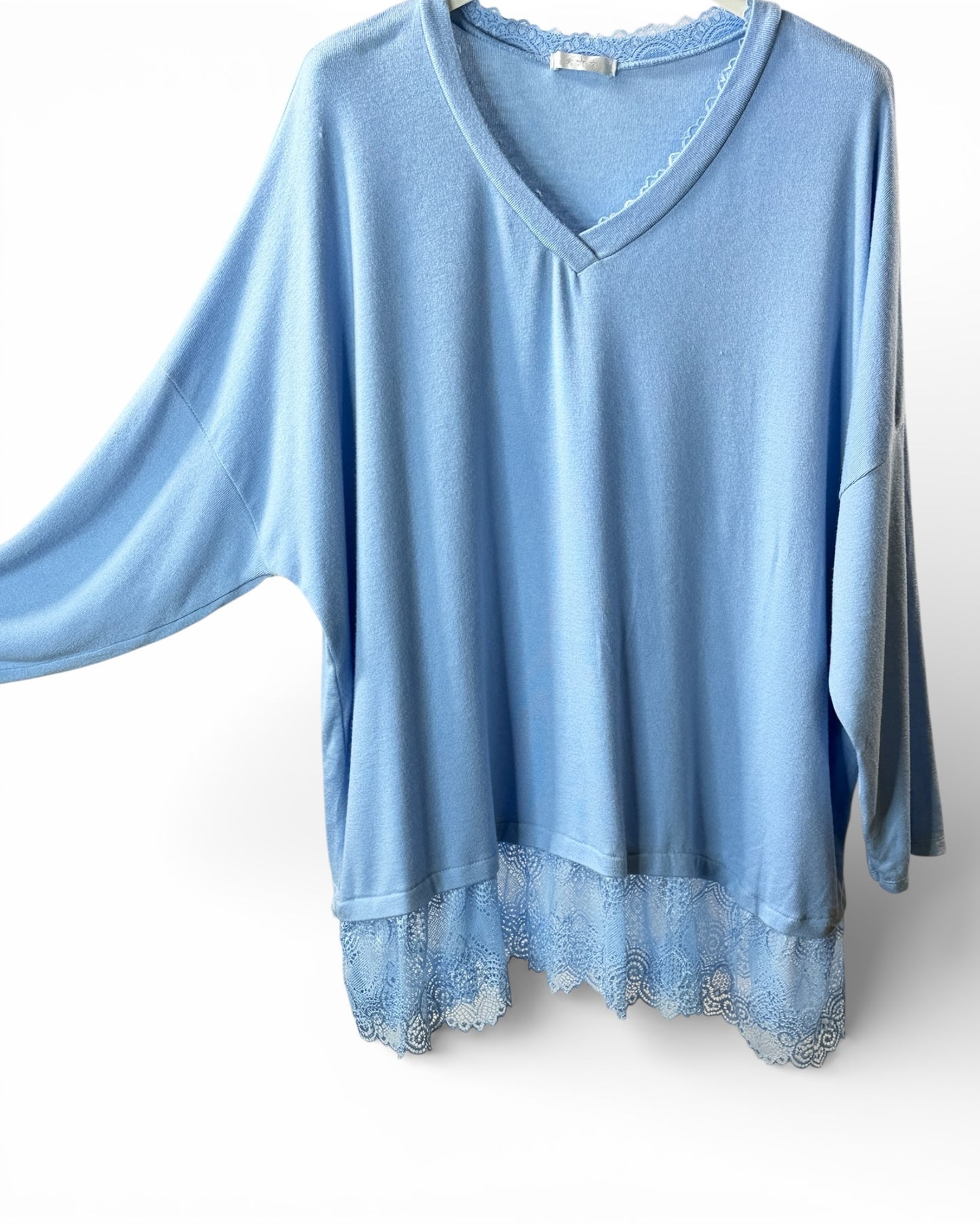 ELISA - PULL BLEU CIEL EN MAILLE FLUIDE BORDE DE DENTELLE JUSQU'A LA TAILLE 54