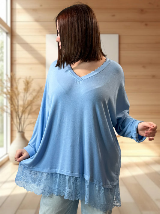 ELISA - PULL BLEU CIEL EN MAILLE FLUIDE BORDE DE DENTELLE JUSQU'A LA TAILLE 54