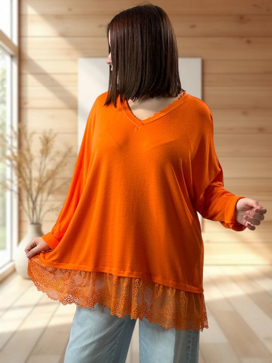 ELISA - PULL ORANGE EN MAILLE FLUIDE BORDE DE DENTELLE JUSQU'A LA TAILLE 54
