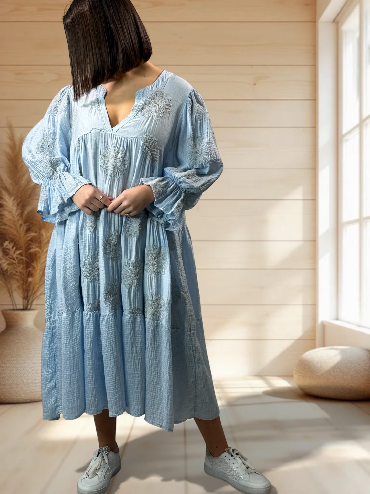 ROSALINA - ROBE ROSE BRODEE BLEU CIEL JUSQU'A LA TAILLE 50/52