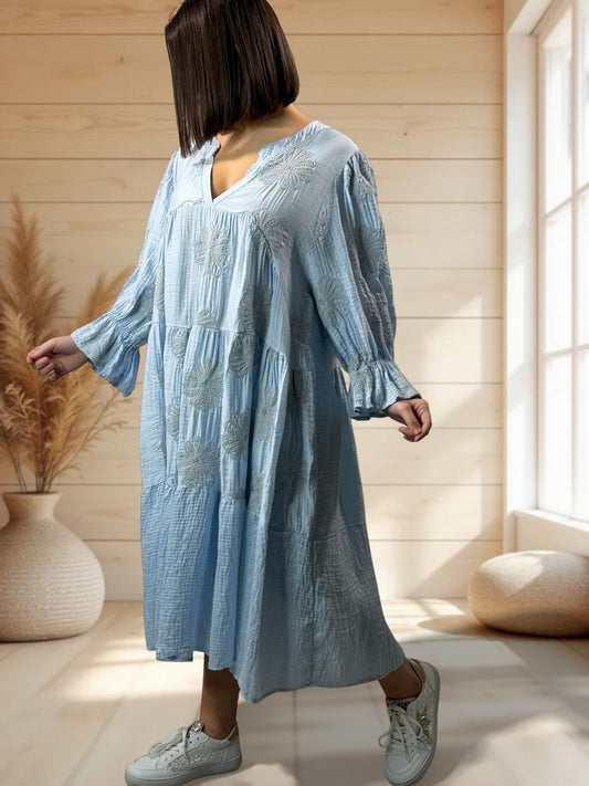 ROSALINA - ROBE ROSE BRODEE BLEU CIEL JUSQU'A LA TAILLE 50/52