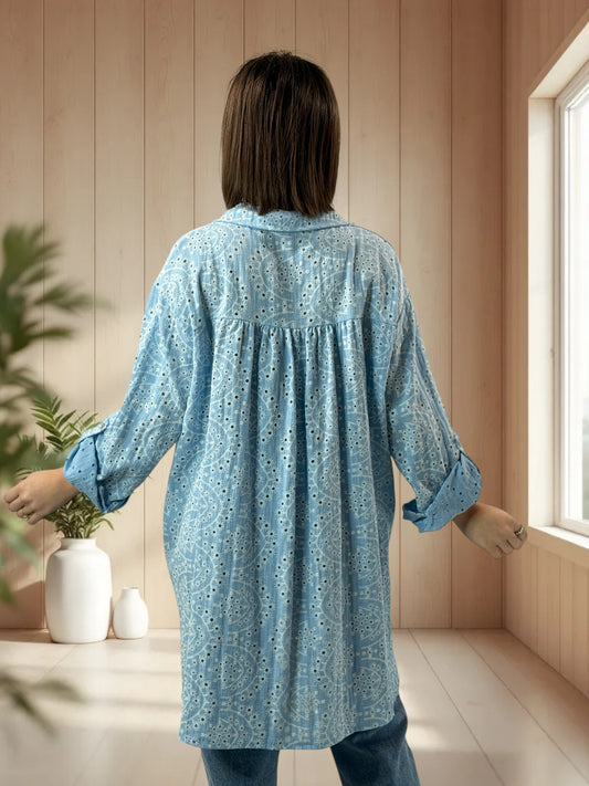 CAROLINA - CHEMISE OVERSIZE EN BRODERIE ANGLAISE BLEUE JUSQU'A LA TAILLE 48/50