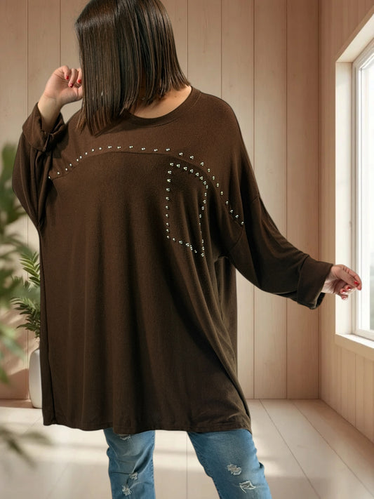 RUBY - PULL MARRON EN MAILLE FLUIDE AVEC CLOUS JUSQU'A LA TAILLE 56