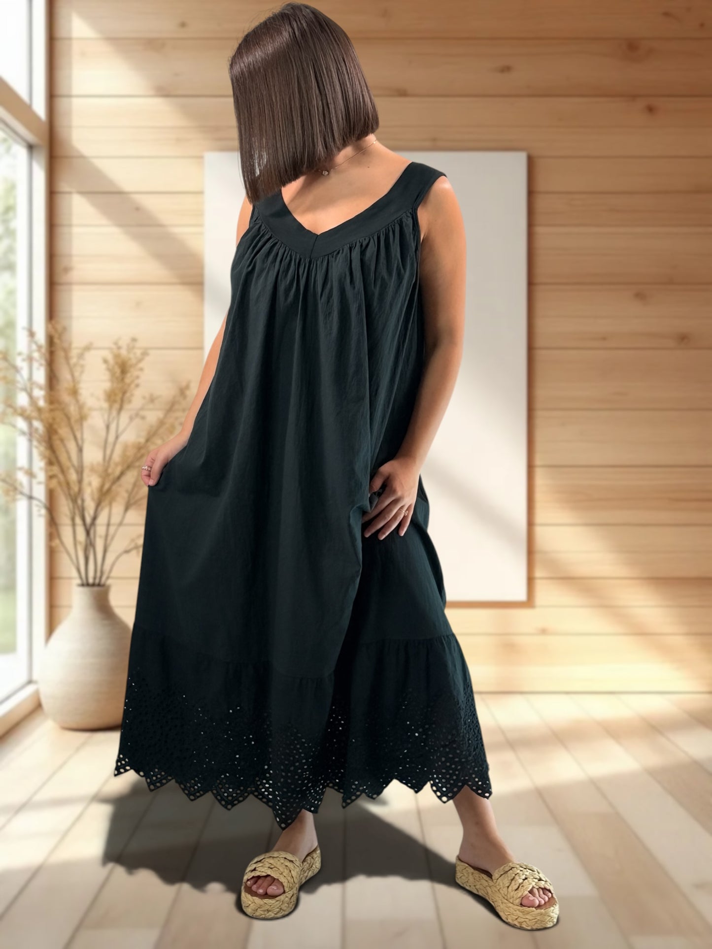 ROSELINE - ROBE NOIRE BORDEE DE BRODERIE ANGLAISE JUSQU'A LA TAILLE 54