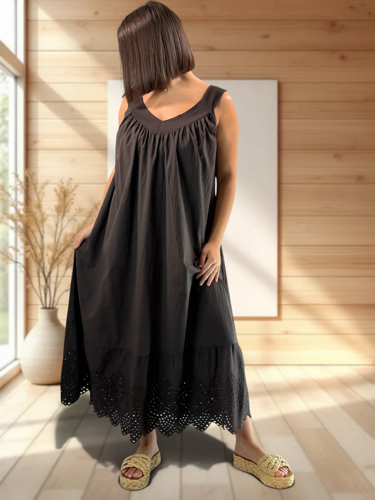 ROSELINE - ROBE MARRON BORDEE DE BRODERIE ANGLAISE JUSQU'A LA TAILLE 54