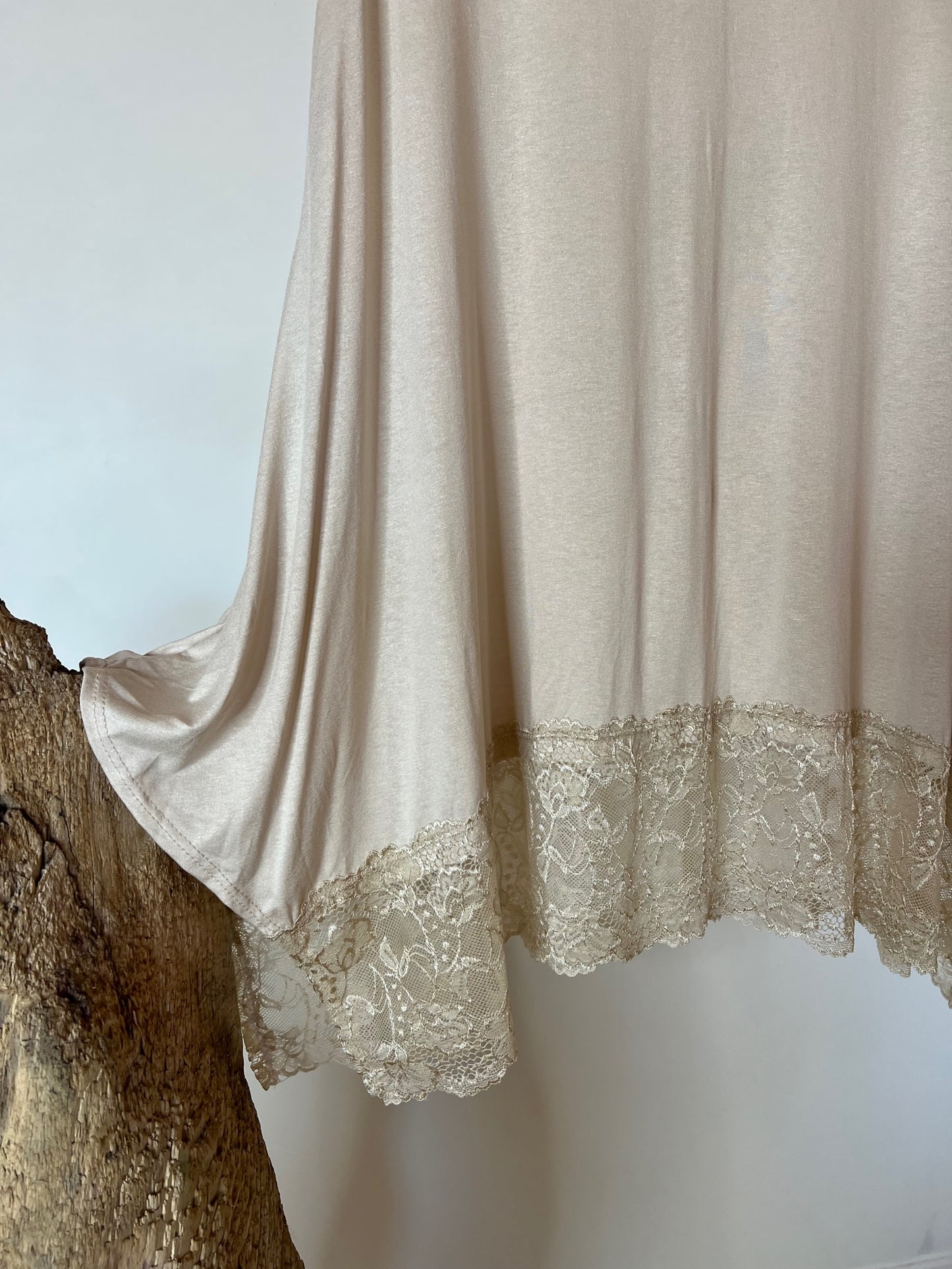 SEVERINE - TOP BEIGE BORDÉ DE DENTELLE