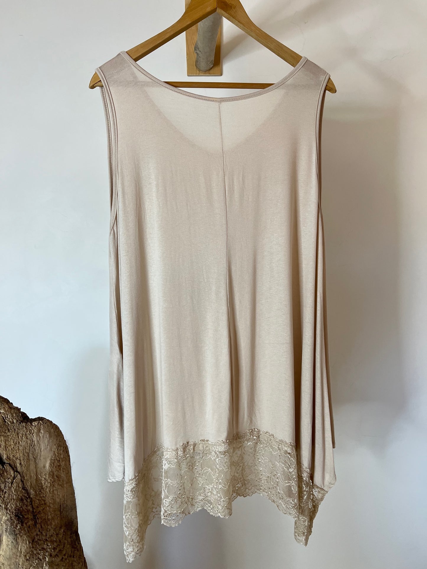 SEVERINE - TOP BEIGE BORDÉ DE DENTELLE