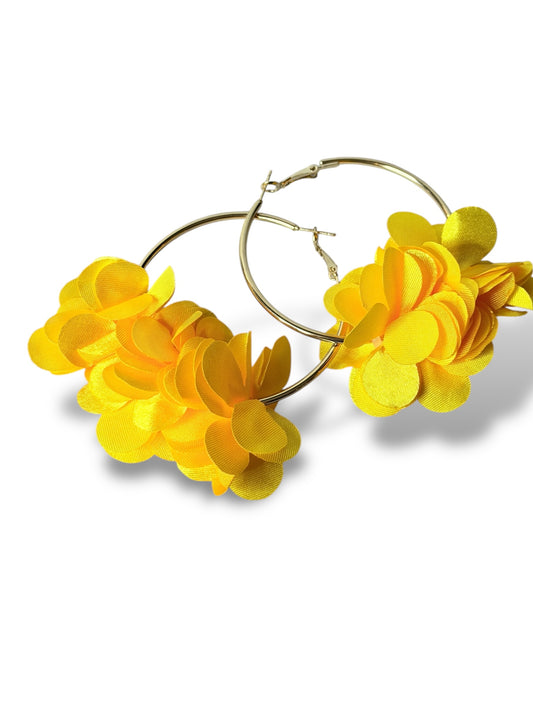 LOLITA - BOUCLES D'OREILLES CREOLES AVEC FLEUR JAUNE