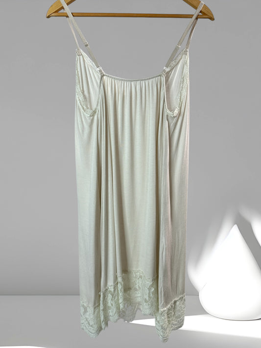 LUCINDA - FOND DE ROBE BEIGE BORDE DE DENTELLE JUSQU'A LA TAILLE 54
