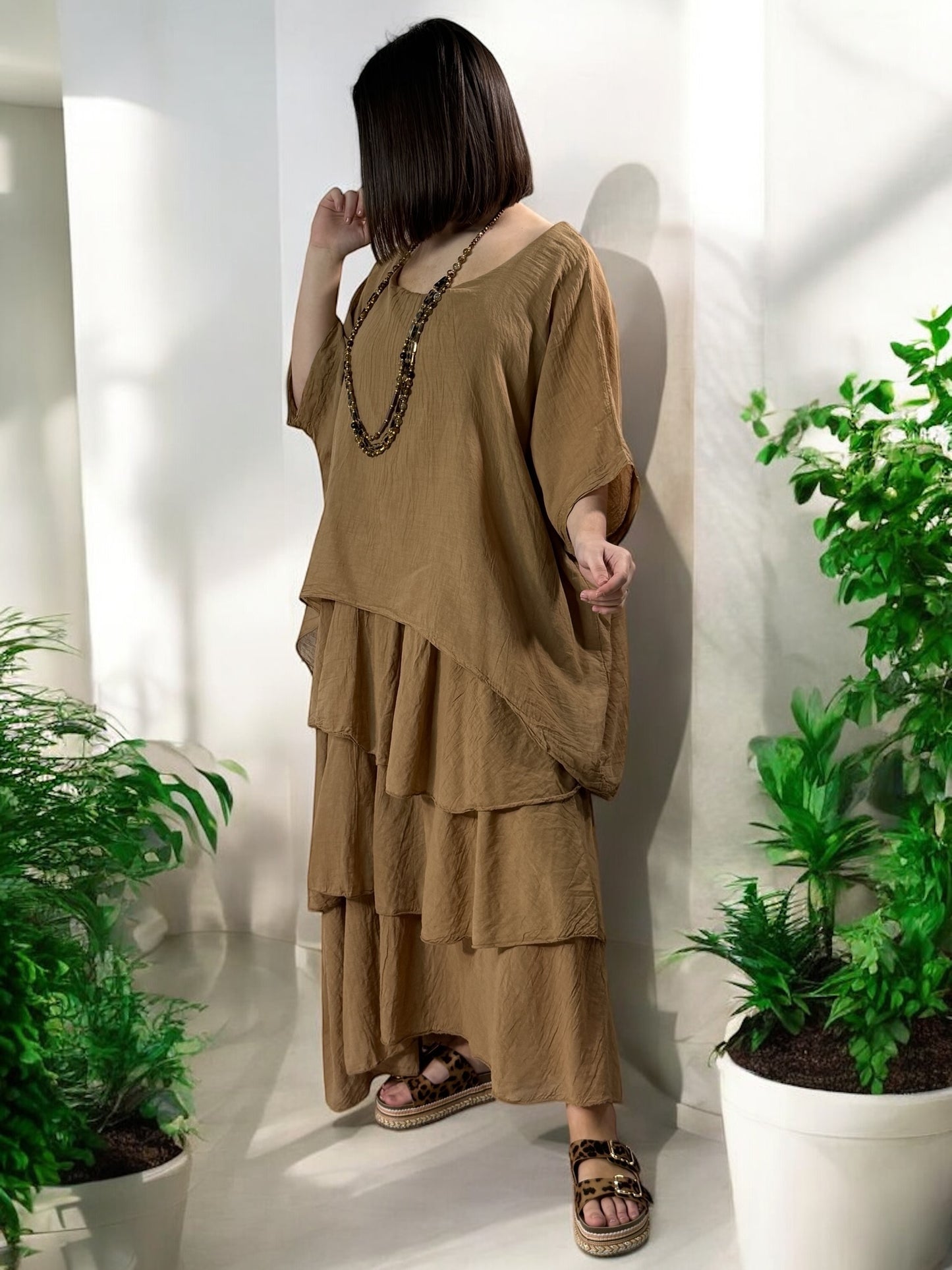 ADRIANA - ROBE CAMEL A VOLANT JUSQU'A LA TAILLE 50