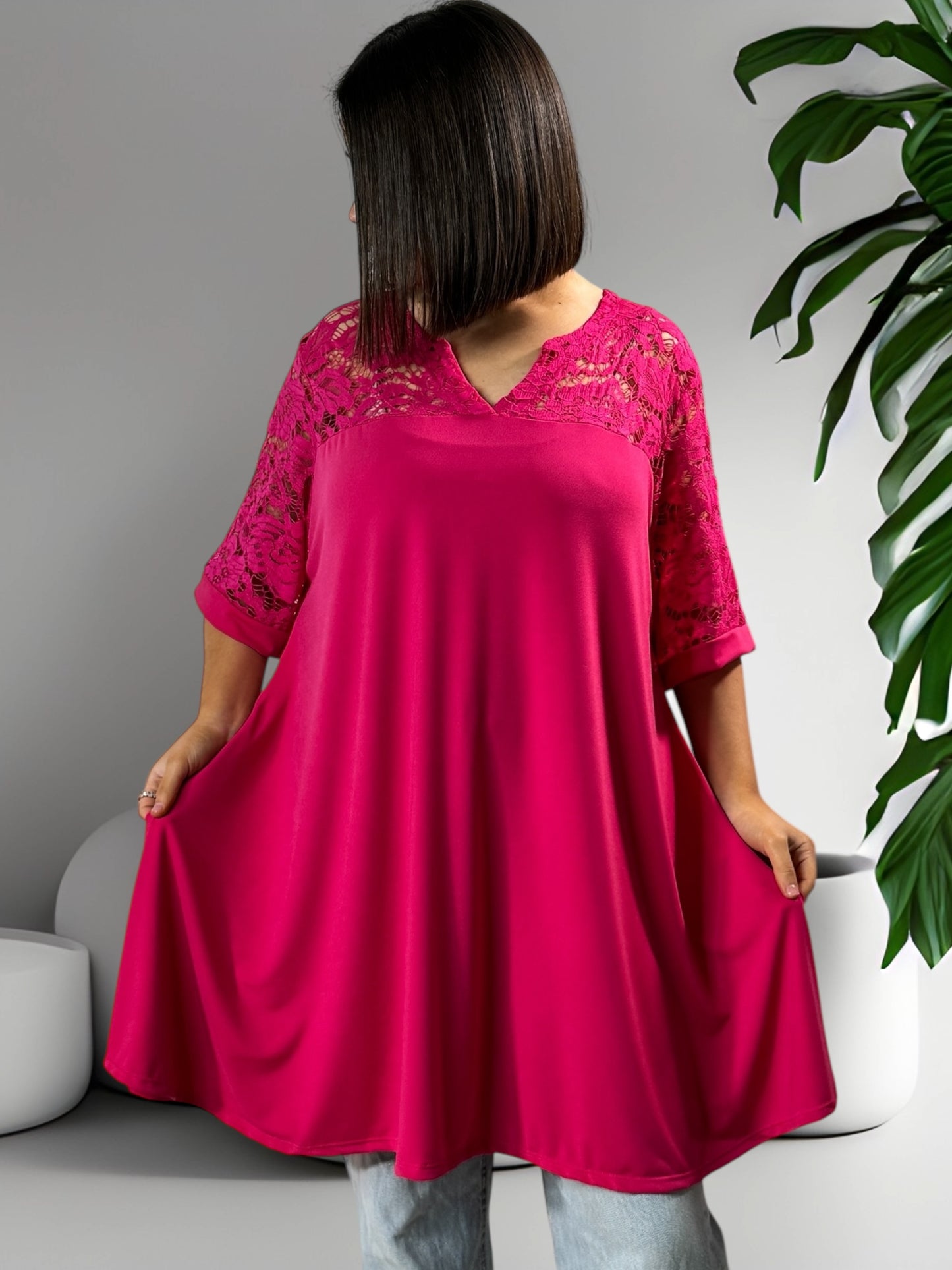 TESSA - TUNIQUE FUCHSIA AGREMENTE DE DENTELLE JUSQU'A LA TAILLE 52/54