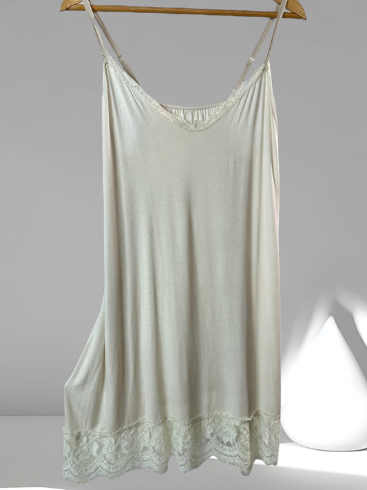 LUCINDA - FOND DE ROBE BEIGE BORDE DE DENTELLE JUSQU'A LA TAILLE 54