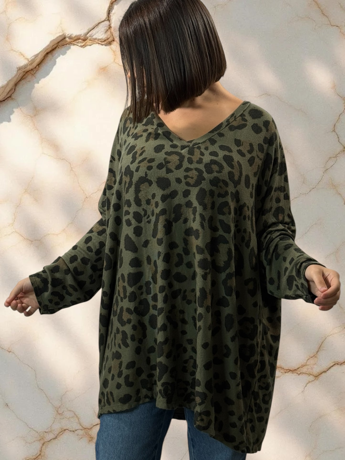 LOUNA - PULL OVERSIZE EN MAILLE FLUIDE LEOPARD KAKI JUSQU'A LA TAILLE 56