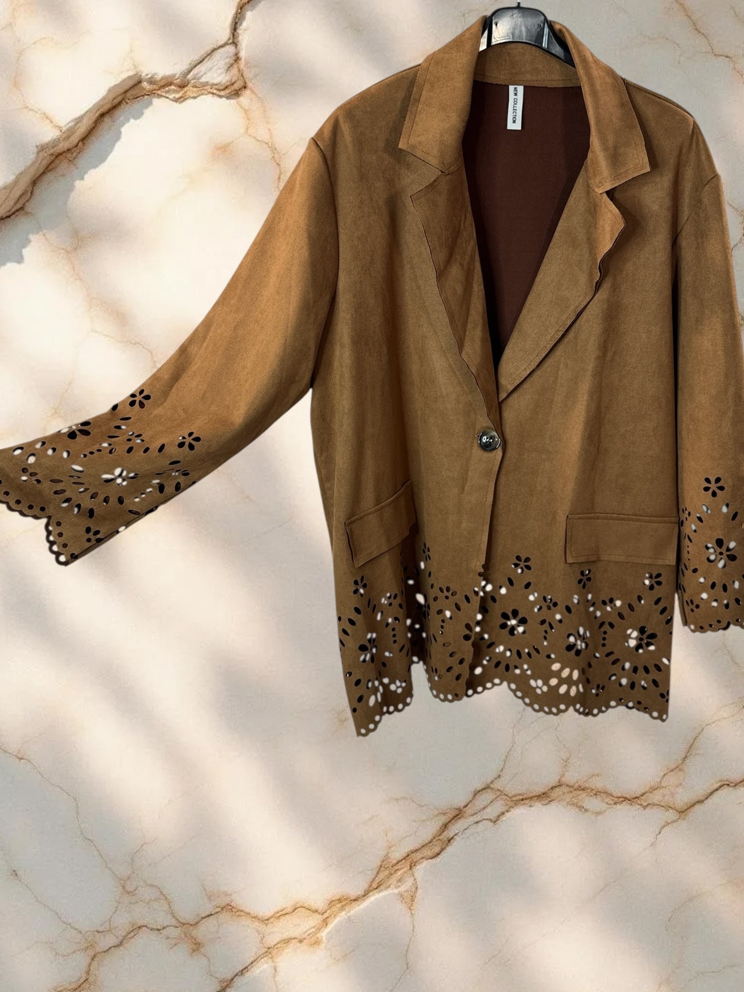 PAMELA - BLAZER CAMEL EN SUEDINE DECOUPE DENTELLE JUSQU'A LA TAILLE 52