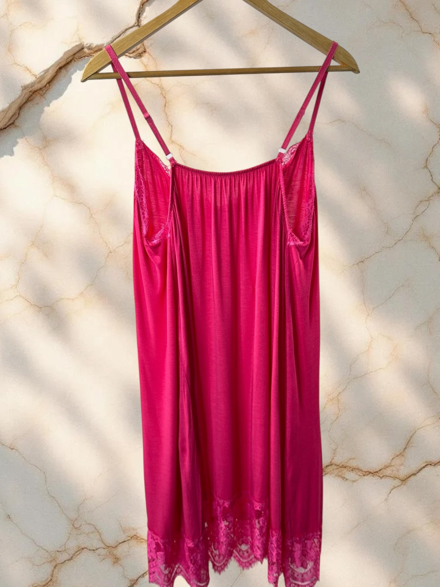 LUCINDA - FOND DE ROBE FUCHSIA BORDE DE DENTELLE JUSQU'A LA TAILLE 54