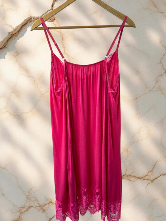 LUCINDA - FOND DE ROBE FUCHSIA BORDE DE DENTELLE JUSQU'A LA TAILLE 54