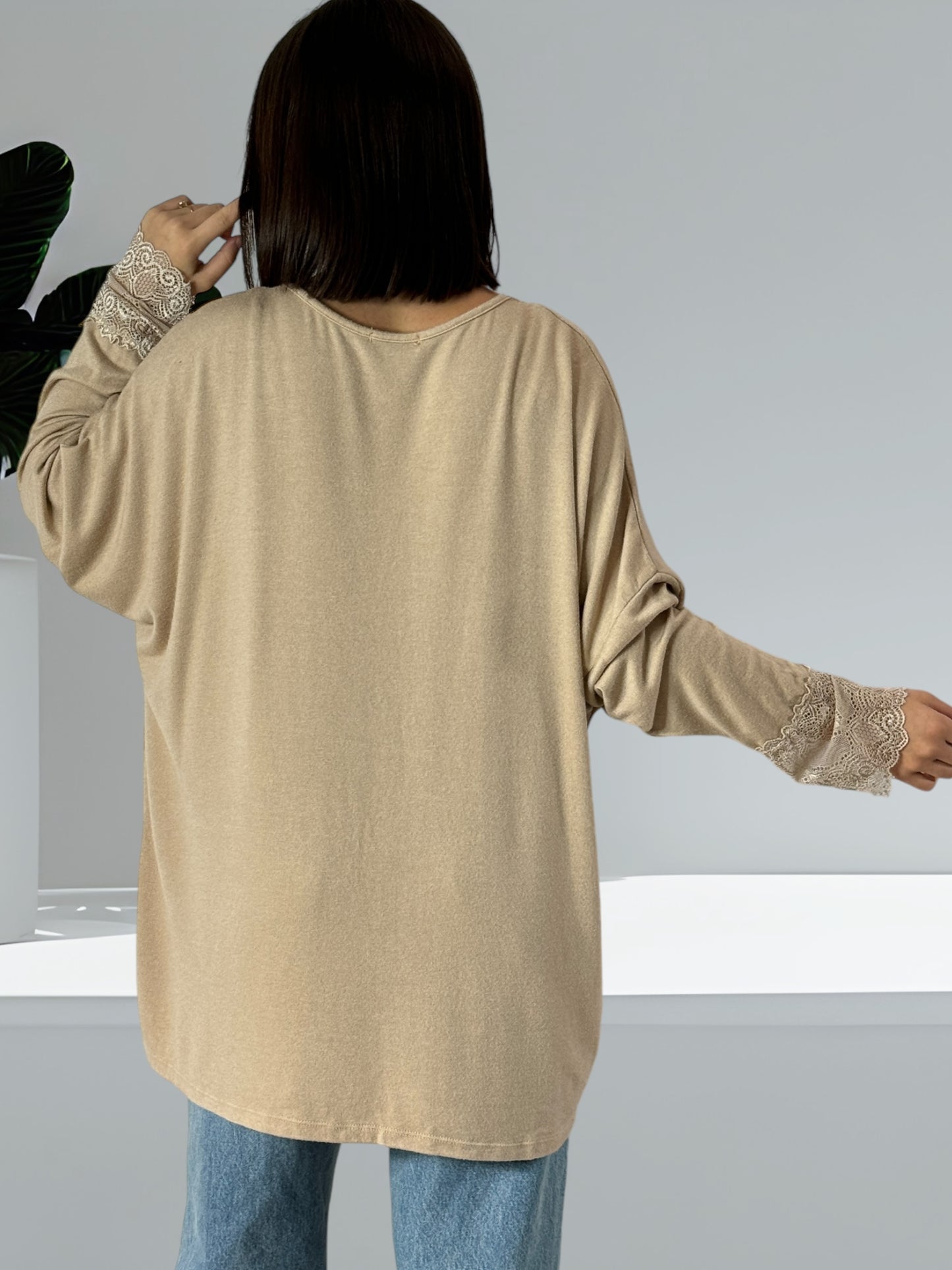 VALENTINA - PULL BEIGE EN MAILLE BORDE DE DENTELLE JUSQU'A LA TAILLE 54