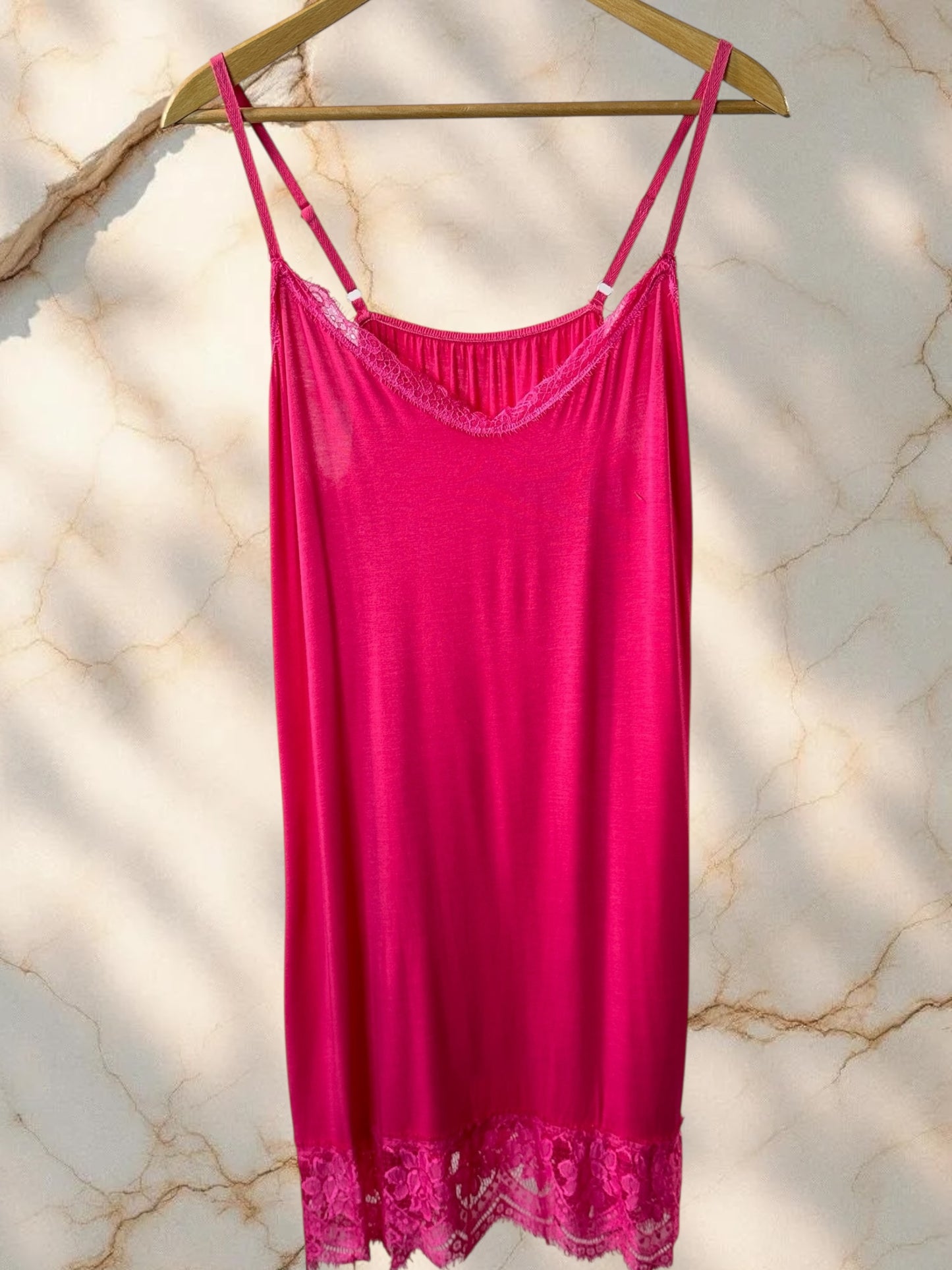 LUCINDA - FOND DE ROBE FUCHSIA BORDE DE DENTELLE JUSQU'A LA TAILLE 54