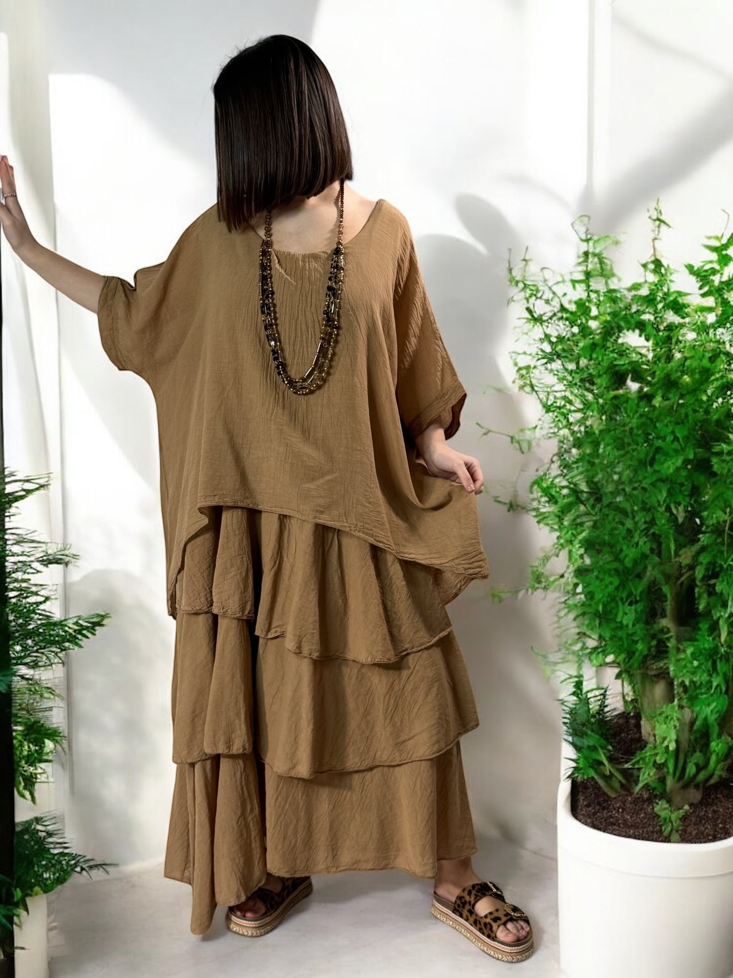 ADRIANA - ROBE CAMEL A VOLANT JUSQU'A LA TAILLE 50
