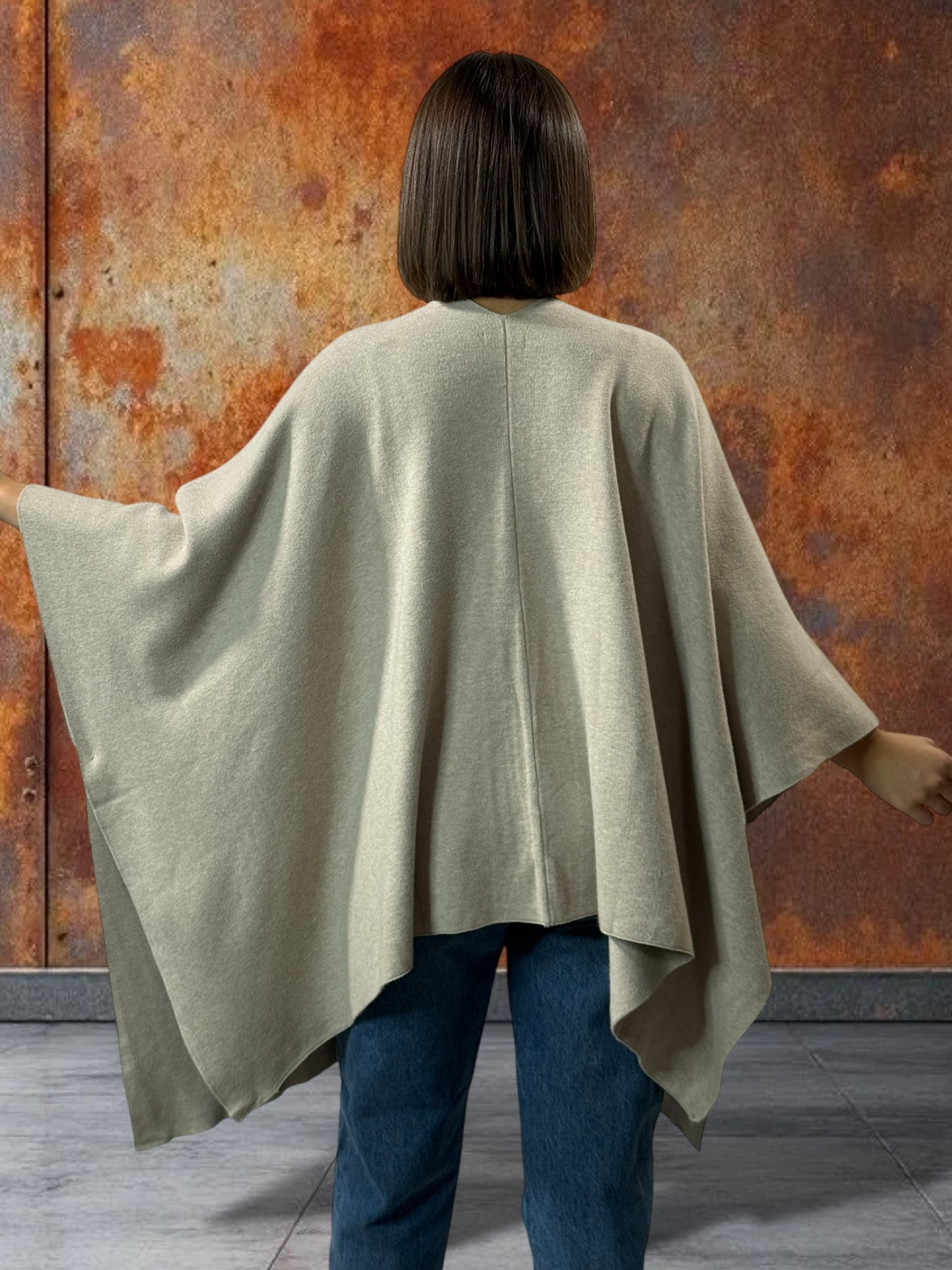 ADRIANA -GILET PONCHO TAUPE EN MAILLE JUSQU'A LA TAILLE 60