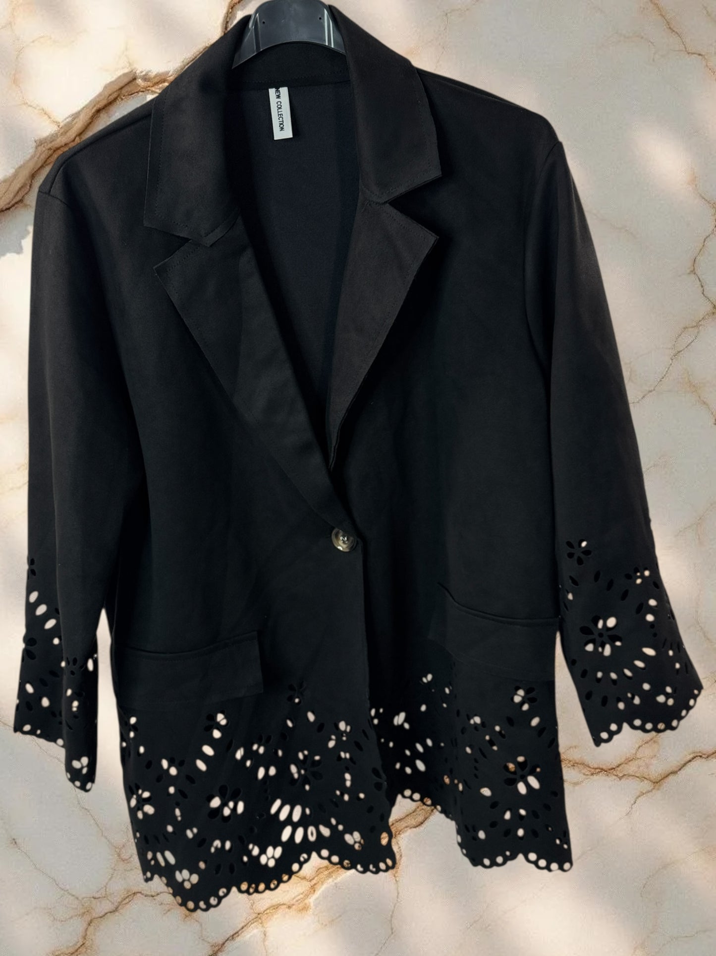PAMELA - BLAZER NOIR EN SUEDINE DECOUPE DENTELLE JUSQU'A LA TAILLE 52