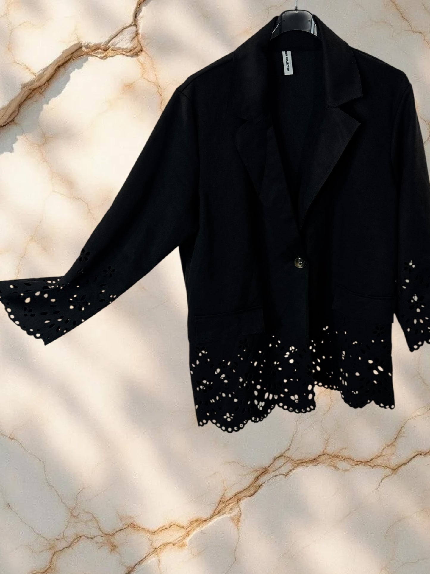 PAMELA - BLAZER NOIR EN SUEDINE DECOUPE DENTELLE JUSQU'A LA TAILLE 52