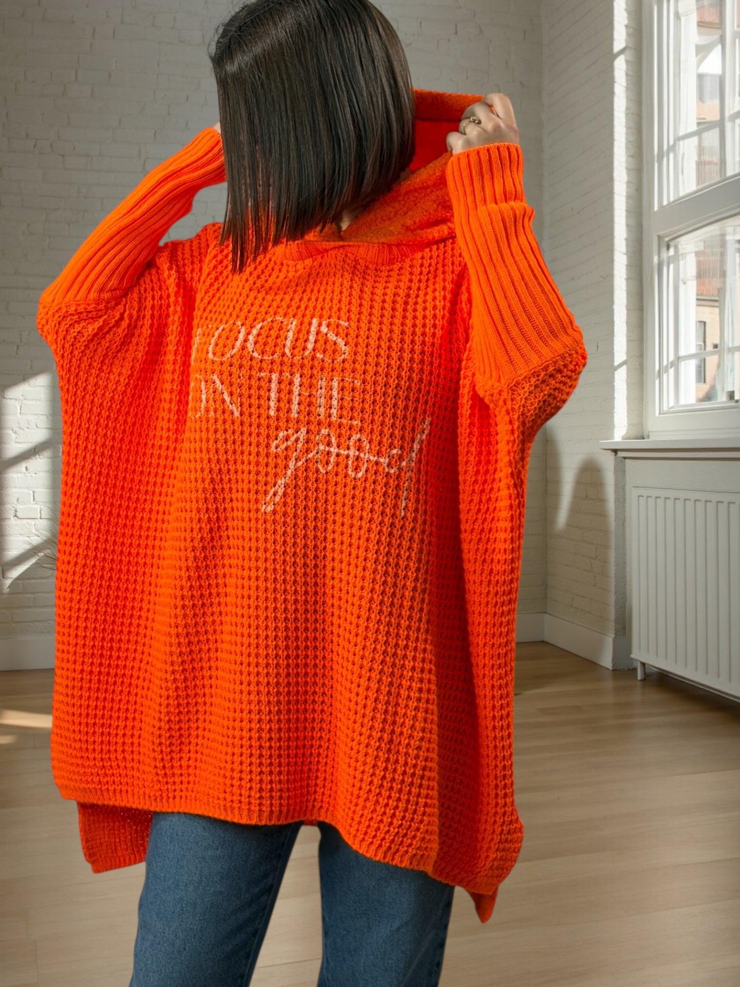 MIKA - PULL OVERSIZE ORANGE AVEC CAPUCHE JUSQU'A LA TAILLE 56/58