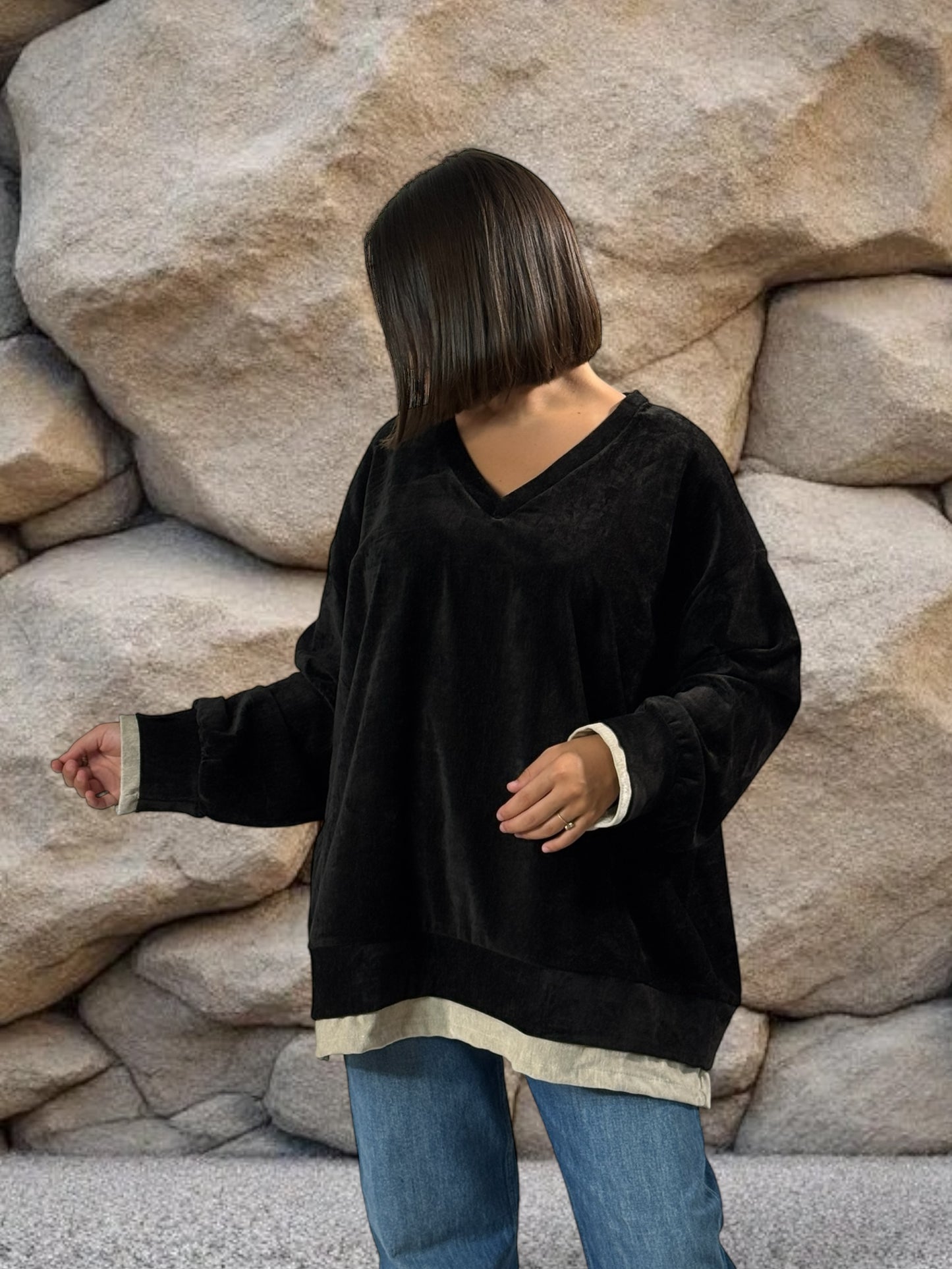 CLOE - SWEAT NOIR EN VELOURS STRETCH OVERSIZE JUSQU'A LA TAILLE 52