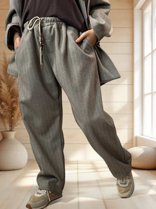 ALEX - PANTALON TAUPE A CHEVRONS JUSQU'A LA TAILLE 52