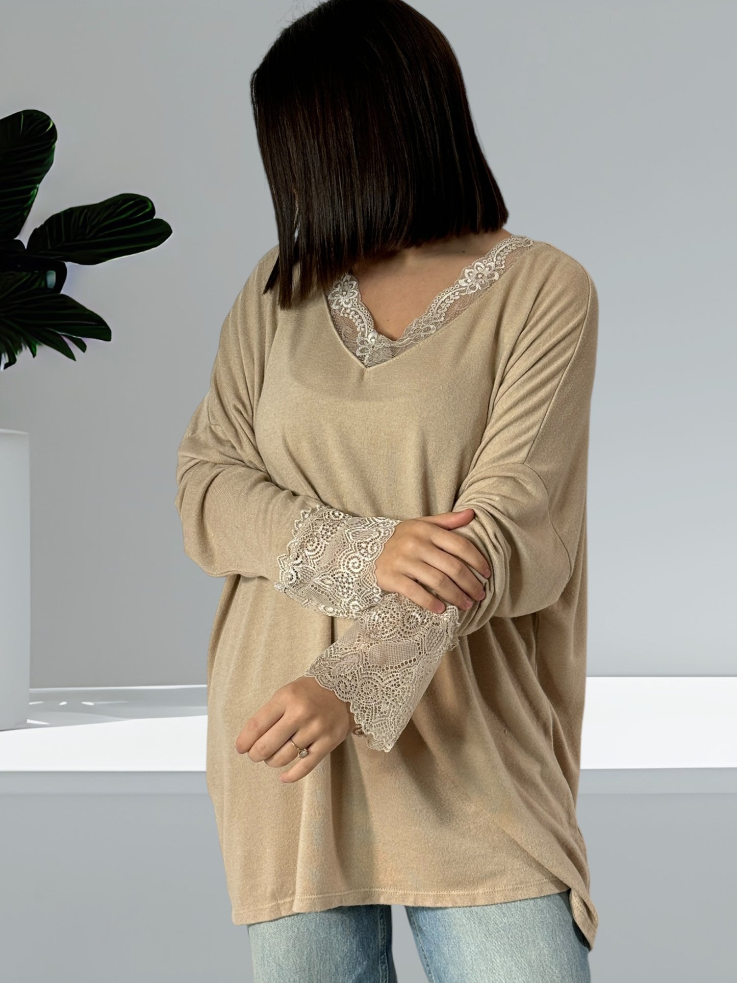 VALENTINA - PULL BEIGE EN MAILLE BORDE DE DENTELLE JUSQU'A LA TAILLE 54