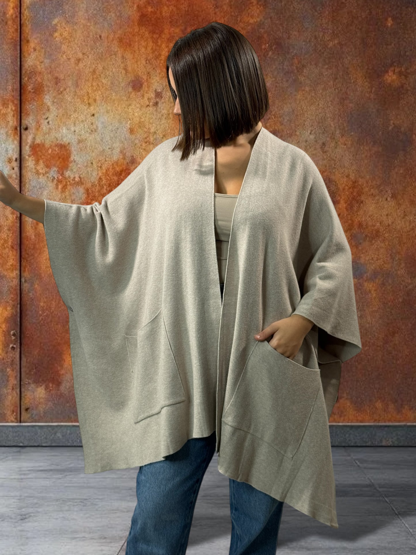 ADRIANA -GILET PONCHO TAUPE EN MAILLE JUSQU'A LA TAILLE 60