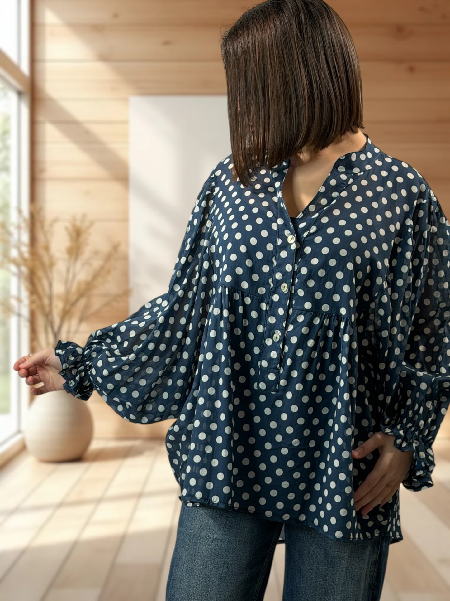 EDITH - BLOUSE MARINE A POIS JUSQU'A LA TAILLE 50/52