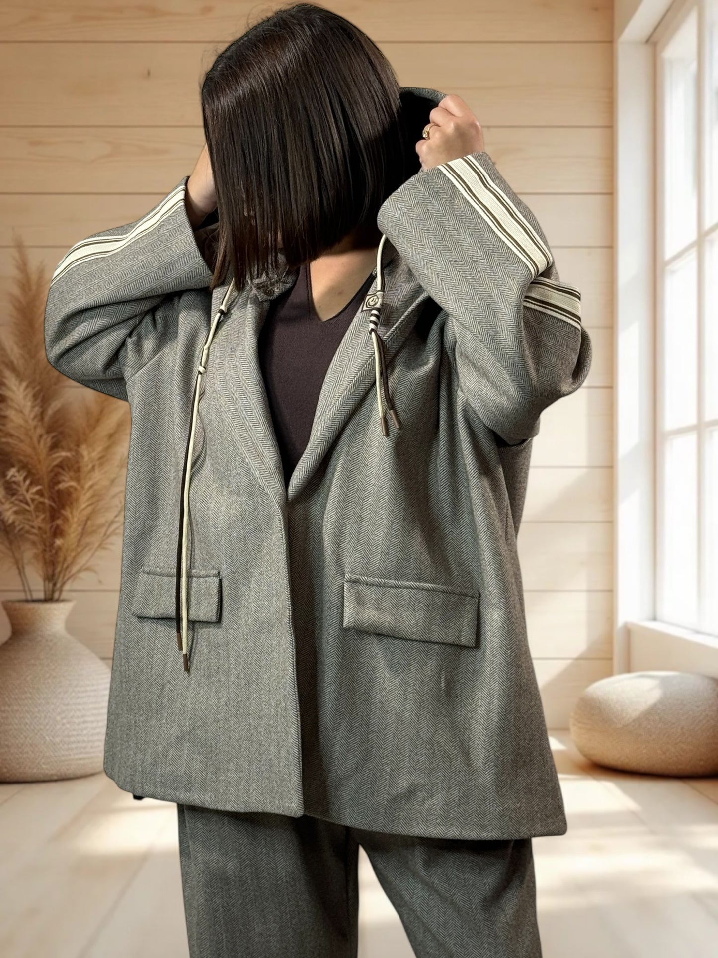 ALEXANDRA - VESTE TAUPE AVEC CAPUCHE JUSQU'A LA TAILLE 52/54