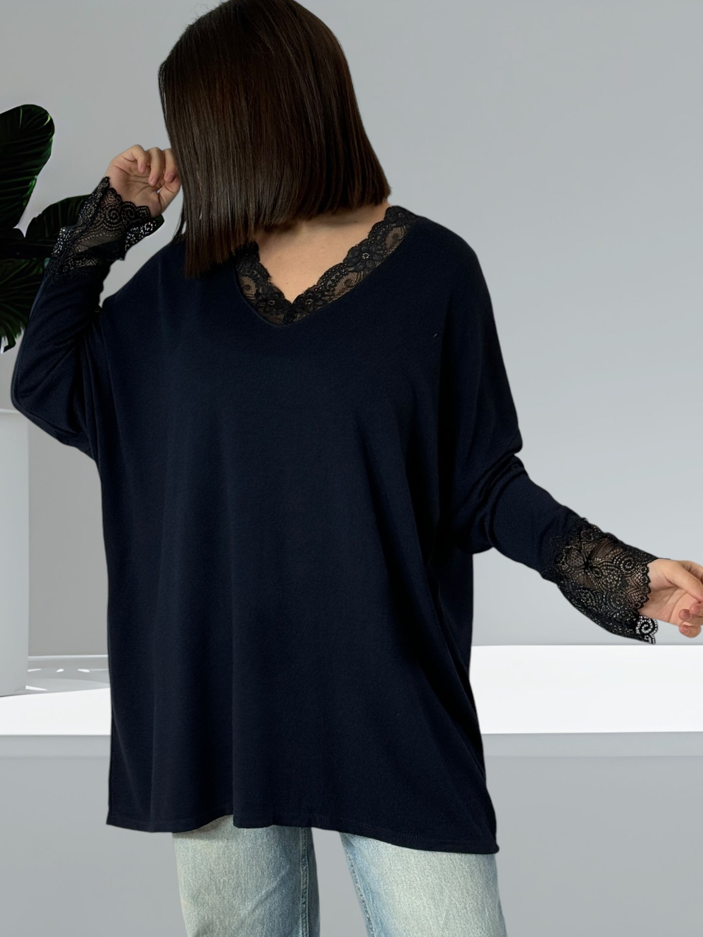 VALENTINA - PULL MARINE EN MAILLE BORDE DE DENTELLE JUSQU'A LA TAILLE 54