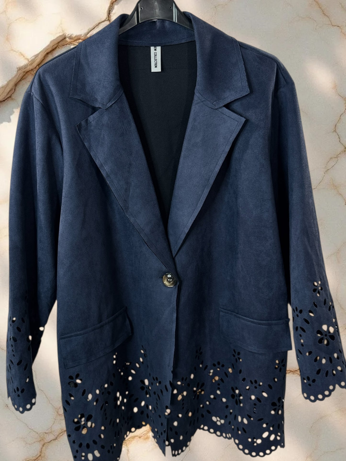 PAMELA - BLAZER MARINE EN SUEDINE DECOUPE DENTELLE JUSQU'A LA TAILLE 52