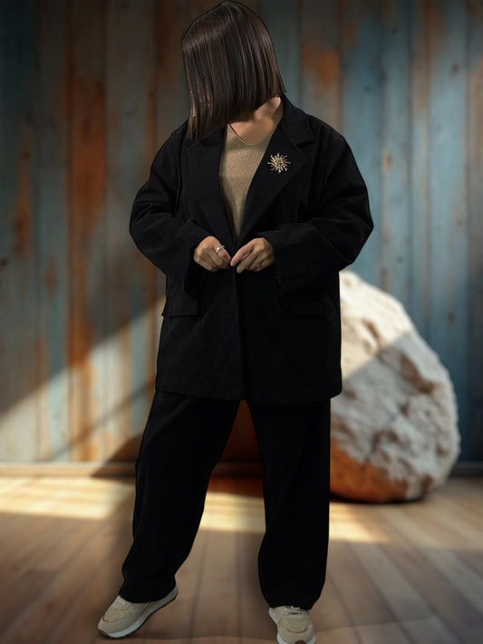 DIANA - VESTE NOIRE EN VELOURS AVEC SA BROCHE JUSQU'A LA TAILLE 52