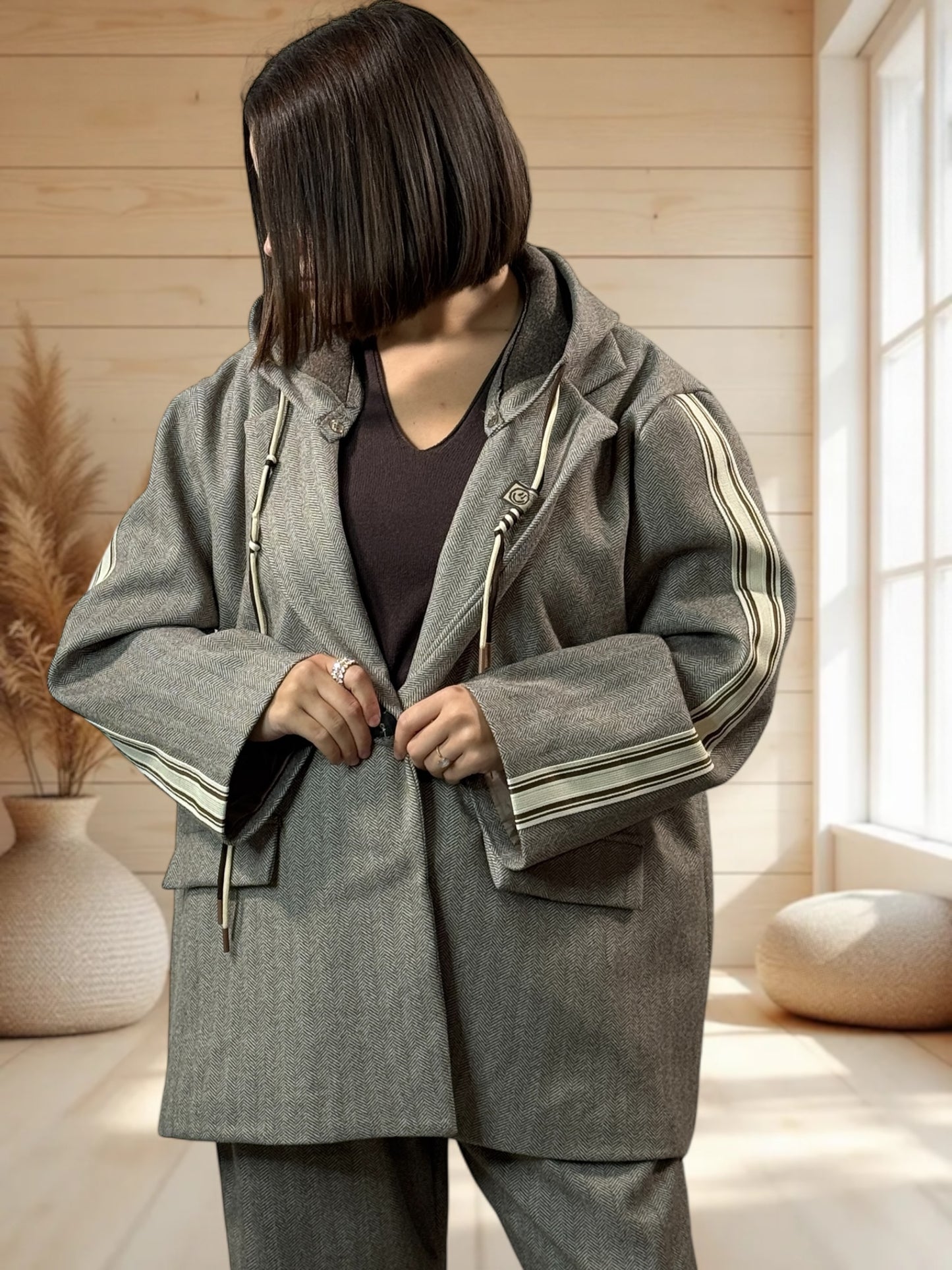 ALEXANDRA - VESTE TAUPE AVEC CAPUCHE JUSQU'A LA TAILLE 52/54