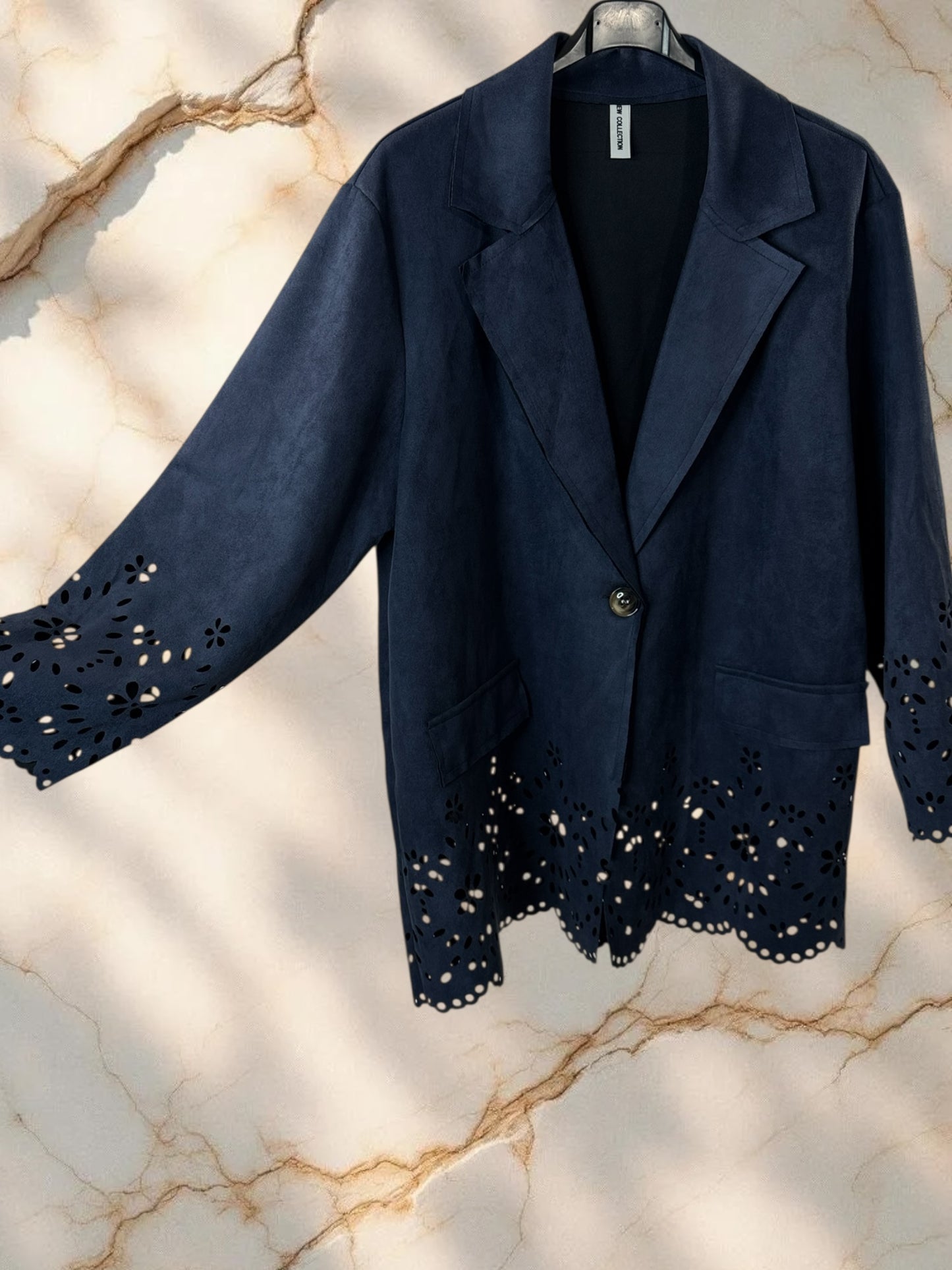 PAMELA - BLAZER MARINE EN SUEDINE DECOUPE DENTELLE JUSQU'A LA TAILLE 52