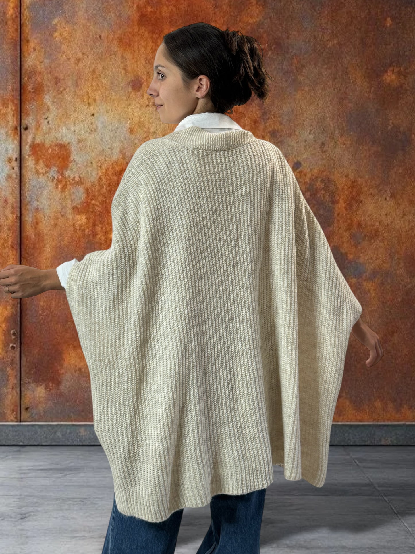 BELINDA - GILET OVERSIZE BEIGE AVEC SA BROCHE JUSQU'A LA TAILLE 60