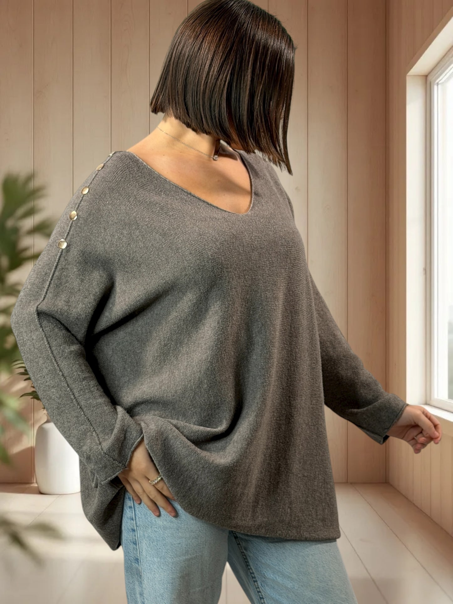 DONNA - PULL OVERSIZE TAUPE AVEC BOUTONS DORES JUSQU'A LA TAILLE 52