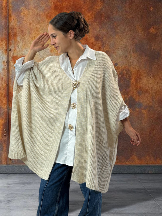 BELINDA - GILET OVERSIZE BEIGE AVEC SA BROCHE JUSQU'A LA TAILLE 60