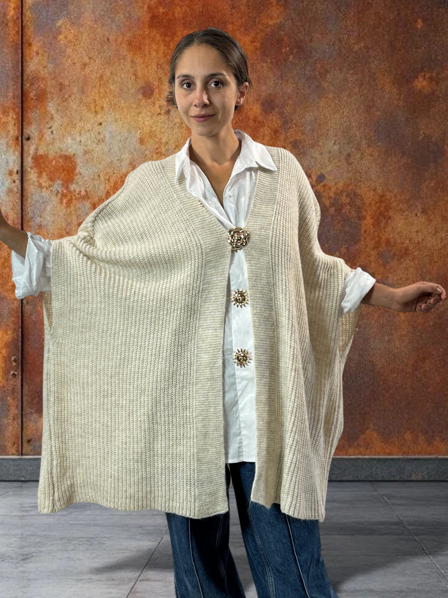 BELINDA - GILET OVERSIZE BEIGE AVEC SA BROCHE JUSQU'A LA TAILLE 60