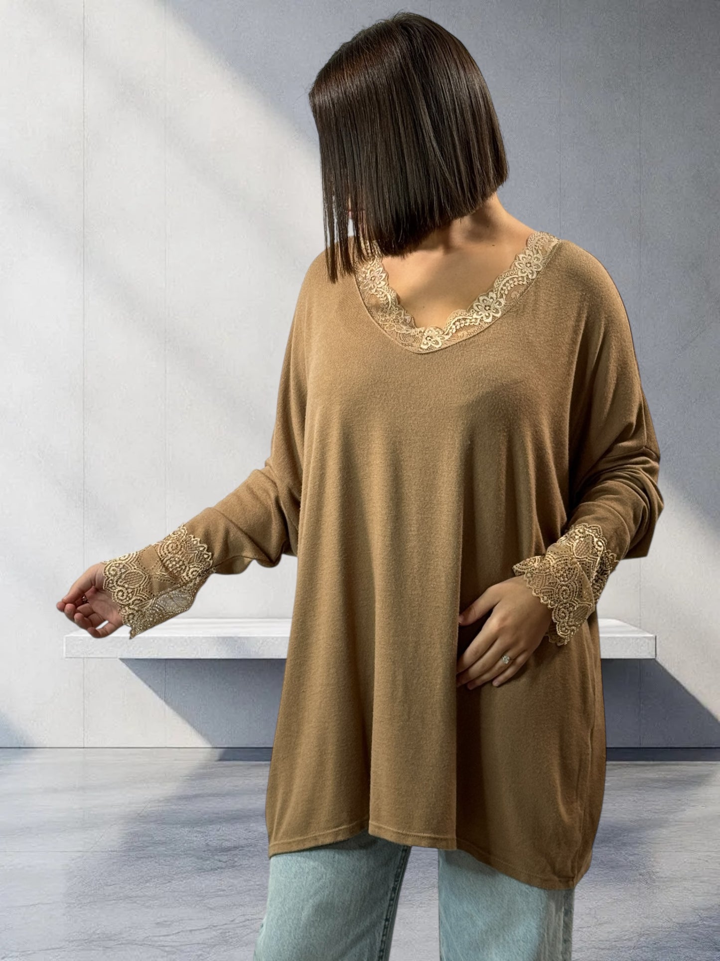 VALENTINA - PULL CAMEL EN MAILLE BORDE DE DENTELLE JUSQU'A LA TAILLE 54