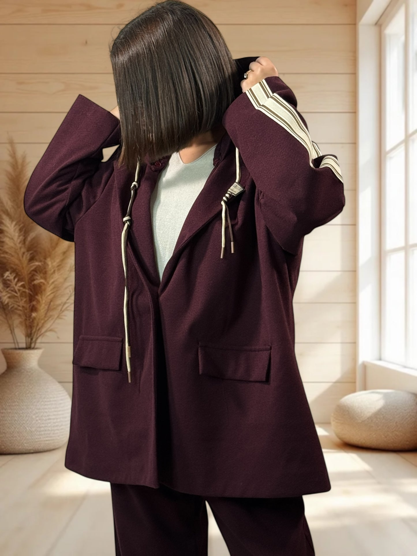 ALEXANDRA - VESTE BORDEAUX AVEC CAPUCHE JUSQU'A LA TAILLE 52/54