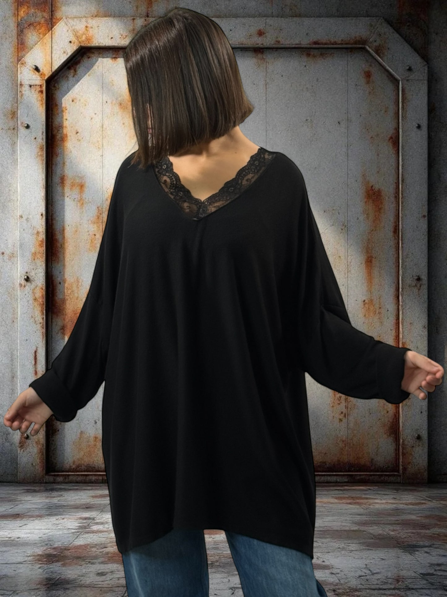 TIPHAINE - PULL NOIR EN MAILLE BORDE DE DENTELLE JUSQU'A LA TAILLE 56