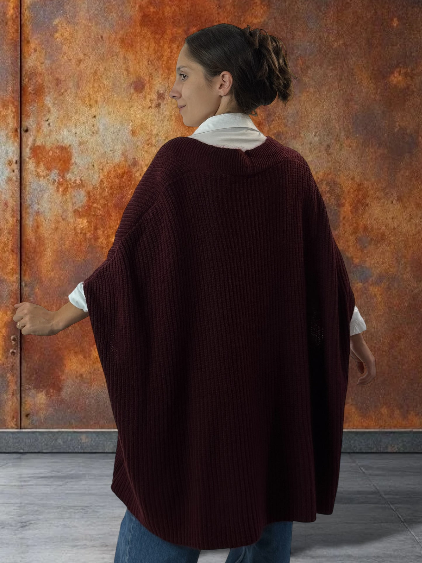 BELINDA - GILET OVERSIZE BORDEAUX AVEC SA BROCHE JUSQU'A LA TAILLE 60