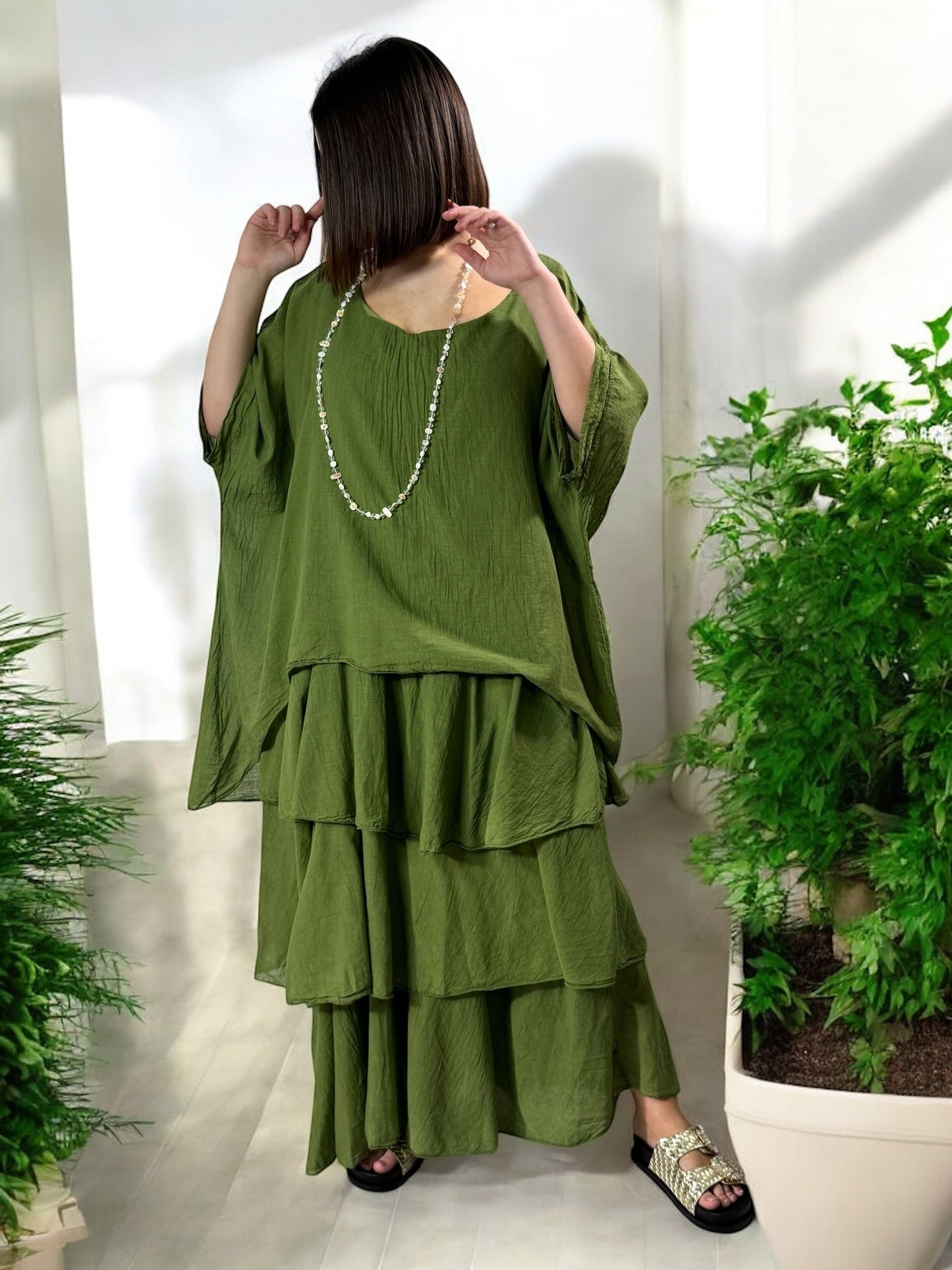 ADRIANA - ROBE VERTE A VOLANT JUSQU'A LA TAILLE 50